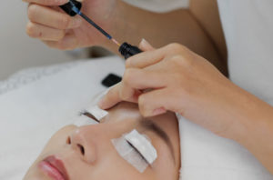 woman getting an eyelash perm