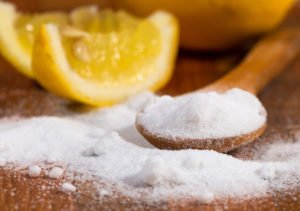 image of baking soda and lemon for an article about baking soda and lemon juice drink